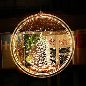 Détail d'une suspension LED de Noël avec motifs sapin et flocons gravés au laser chaud