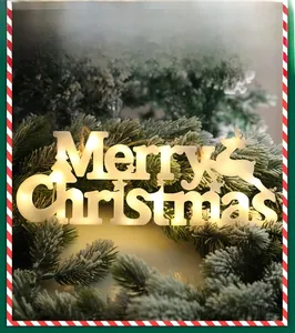 Gros plan d'une enseigne LED Joyeux Noël avec renne sur un sapin de Noël enneigé