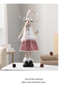 Detailansicht einer Rentier-Weihnachtspuppe mit rosa Strickmütze und Pelzapplikationen