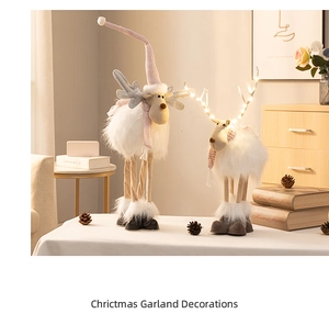 Details von Plüsch-Weihnachtsrentieren mit LED-Lichtern und festlichen Winter-Accessoires