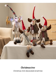Detailansicht der weichen Weihnachts-Rentierfiguren mit LED-Licht und Strickschals