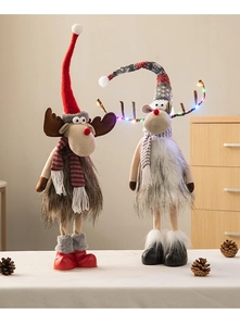 Nahaufnahme von Weihnachts-Rentier-Plüschpuppen mit LED-Licht und Feiertagsdeko