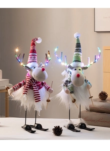 Detail der Plüsch-Rentier-Weihnachtsdeko mit bunten LED-Lichtern und Skiausrüstung