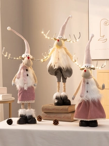 Detailansicht der Plüsch-Weihnachtsrentiere mit LED-Lichtern und Strickstoff-Details
