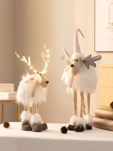 Details von Plüsch-Weihnachtsrentieren mit LED-Geweih und Strick-Accessoires