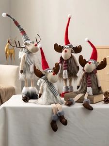 Nahaufnahme von Plüsch-Weihnachtsrentieren mit Strickmützen und Schals in Heimdeko