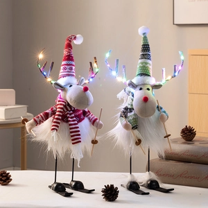 Paar leuchtende Plüsch-Weihnachtsrentiere mit LED-Geweihen und Skiern für die Dekoration
