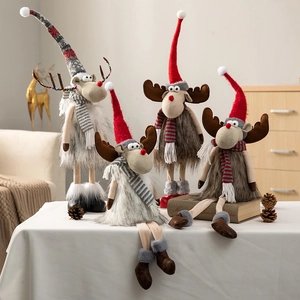 Detail von Plüsch-Weihnachtsrentieren mit Strickmützen und warmen festlichen Schals