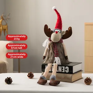 Detail einer Plüsch-Weihnachtsrentier-Puppe mit langen Beinen und warmem Schal