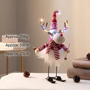 Details vom Weihnachts-Rentier-Plüsch mit LED-Geweih, 50cm hoch mit Skiern und Strickpullover