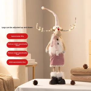 Detail der ausziehbaren Plüsch-Weihnachtsrentier-Puppe mit LED-Licht und rosa Zubehör