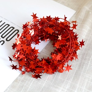 Détail des guirlandes d'étoiles rouges métalliques pour la décoration de Noël DIY