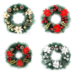 Couronne de Noël en aiguilles de pin avec pommes de pin et boules décoratives