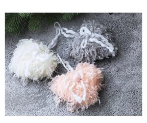 Détail de pendentifs en peluche douce en forme de cœur en blanc, gris et rose