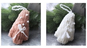 Vue détaillée de suspensions sapin de Noël en tricot avec pompons en laine et nœuds doux