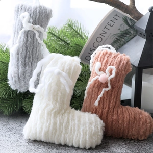 Trois ornements de bottes de Noël en laine tricotée avec nœuds pour sapin de fête