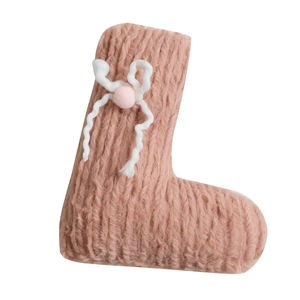Lettre L en laine rose tricotée pour Noël avec nœud blanc et texture douce artisanale
