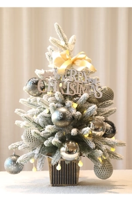 Detalle de un árbol de Navidad flocado con luces LED y adornos festivos