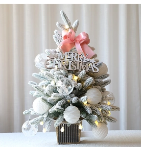 Mini árbol de Navidad flocado con luces LED y elegante decoración de lazo rosa