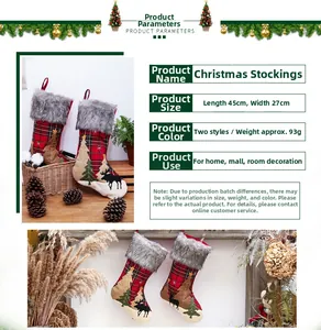 Détail de grandes chaussettes de Noël à carreaux avec revers en peluche et broderie