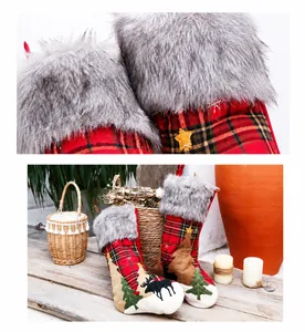 Détail de la fausse fourrure grise et des broderies festives sur la chaussette de Noël