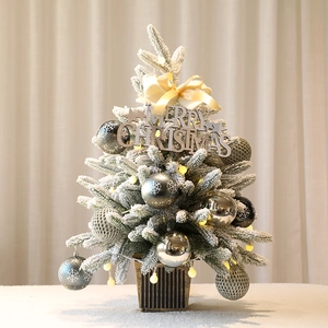 Mini árbol de Navidad de mesa flocado con adornos y luces LED en maceta oscura
