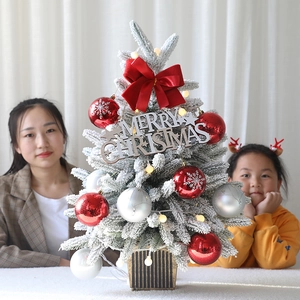 Mini árbol de Navidad flocado de mesa con adornos rojos y luces LED cálidas en maceta