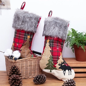 Grandes chaussettes de Noël à carreaux rouges avec bord en peluche et motif élan