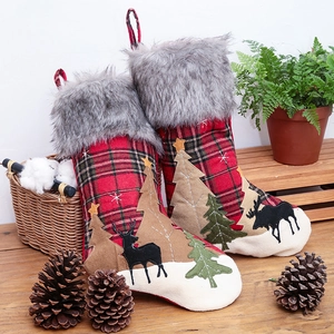 Lot de chaussettes de Noël rouges à carreaux avec décorations 3D renne et sapin