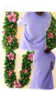 Detalle de guirnalda navideña de 2,7m con luces LED, agujas de pino verdes y flores rosas
