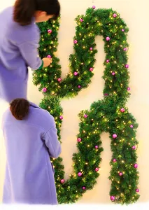 Detalle de guirnalda navideña de 2,7m con agujas verdes, bolas rosas y luces LED