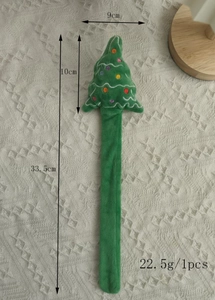 Vue détaillée du bracelet claque sapin de Noël en peluche verte avec ses dimensions exactes
