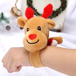 Bracelet à claquement en peluche renne de Noël porté au poignet pour la décoration