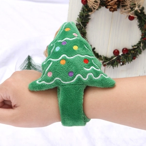 Détail du bracelet peluche sapin de Noël avec pois colorés et broderies fines