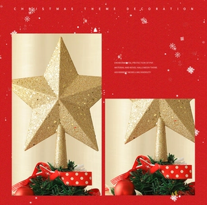 Vista macro de la estrella dorada para árbol de Navidad con cinta roja y bola brillante