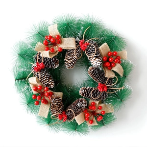Kerstkrans van 30 cm met dennennaalden, rode bessen, dennenappels en jute strik
