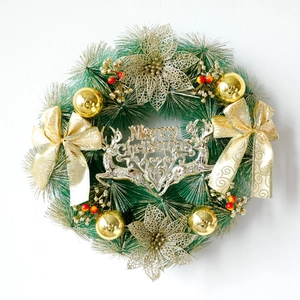 Kerstkrans 30cm met gouden strikken, bessen en zilveren Merry Christmas rendier bord