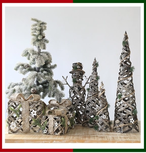 Détail du set de décoration de Noël avec bonshommes de neige en rotin et boîtes de cadeaux