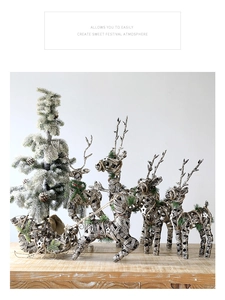 Ensemble de Noël rustique en rotin avec rennes, traîneau et sapin enneigé de fête
