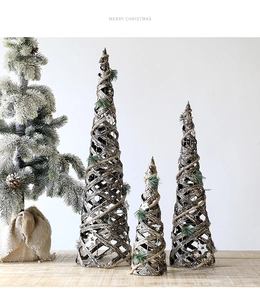 Trois sapins de Noël rustiques en rotin coniques avec étoiles en ficelle et pins