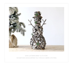 Bonhomme de neige en rotin tressé avec branches de pin pour décor de Noël