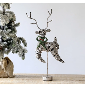 Gros plan d'une figurine de renne argentée scintillante avec couronne et support métallique