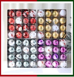 Détail de quatre ensembles de 16 boules de Noël peintes avec divers motifs de vacances