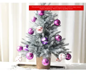 Détail de boules de Noël violettes et blanches avec flocons pailletés sur un sapin givré