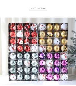 Vue détaillée du lot de 16 boules de Noël peintes en plusieurs couleurs festives