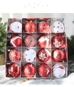 Gros plan de 16 boules de Noël rouges et blanches avec motifs de flocons et de rennes