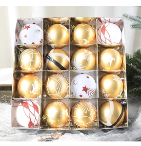 Détail de 16 boules de Noël dorées et blanches avec motifs flocons et élans en coffret cadeau