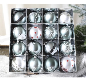 Détail de 16 boules de Noël vertes et argentées dans un coffret cadeau festif de 4x4