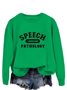 Λεπτομέρεια πράσινου φούτερ Speech Language Pathology με ρετρό γραφικό και τζιν σορτς