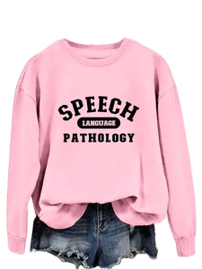 Λεπτομέρεια ροζ φούτερ Speech Language Pathology και τζιν σορτς με φθαρμένο στρίφωμα